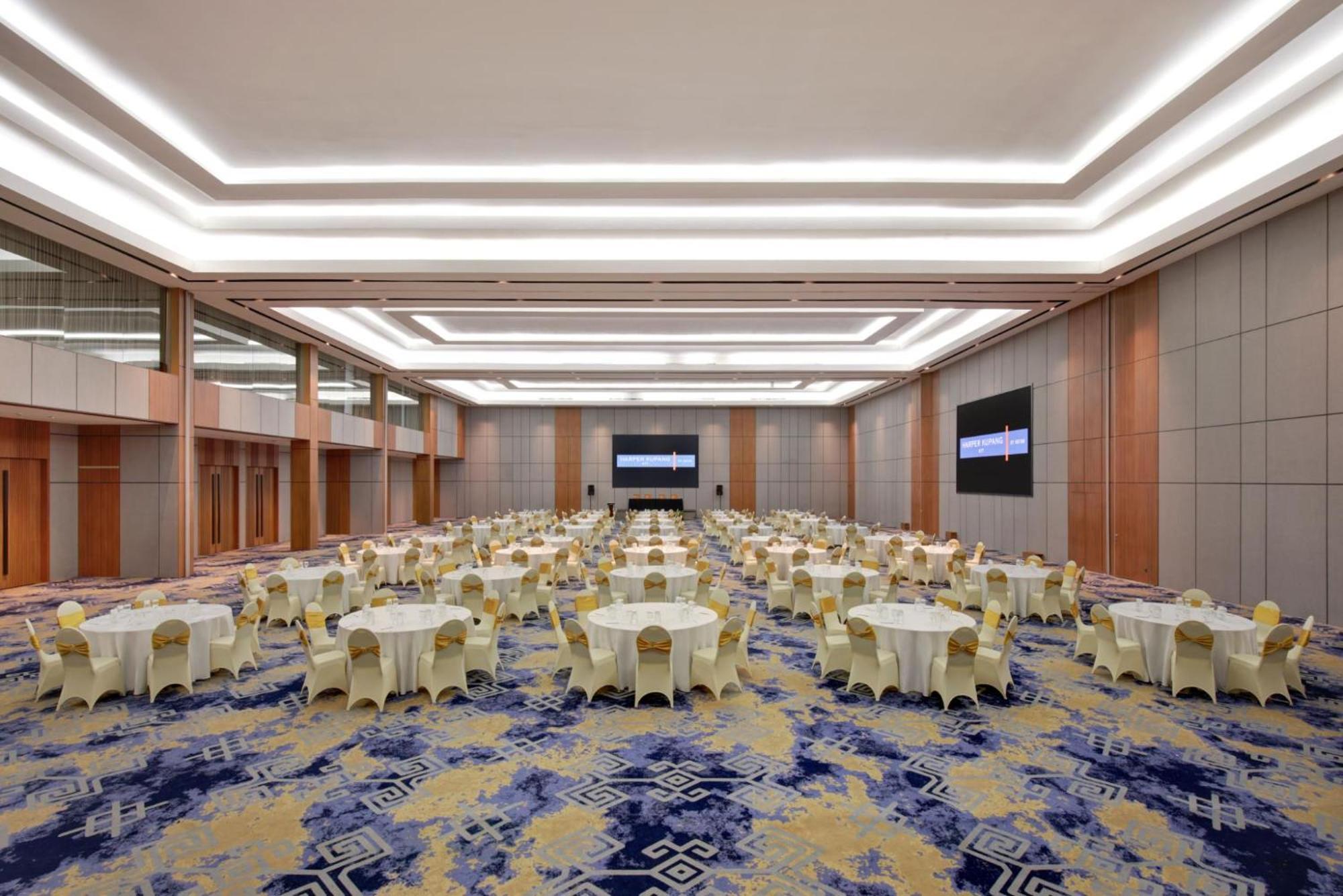 Harper Kupang By Aston Hotell Exteriör bild