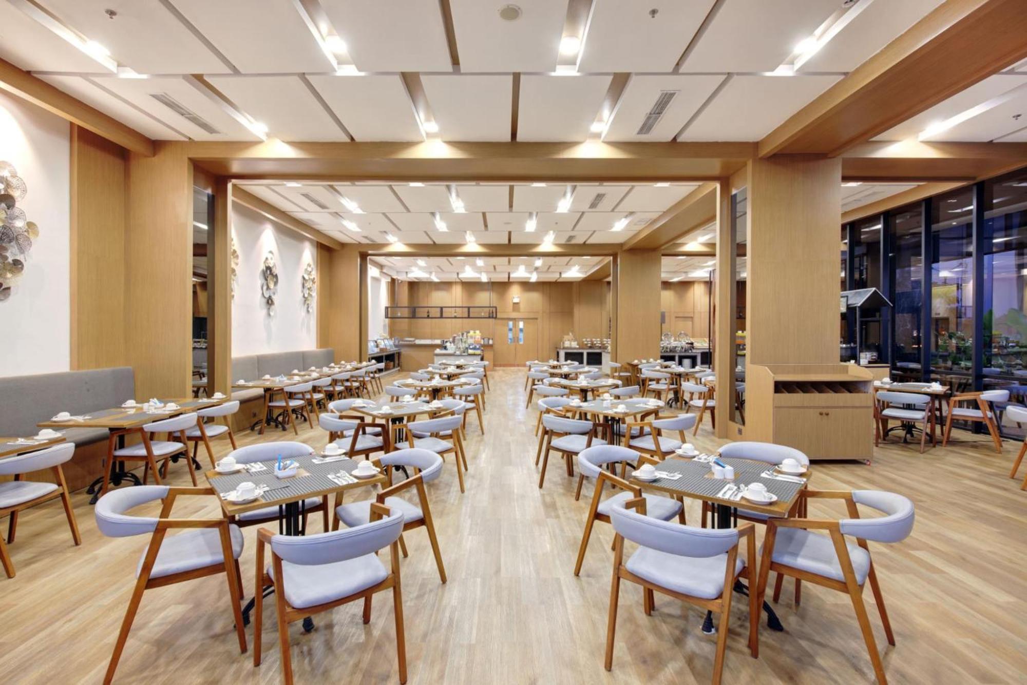 Harper Kupang By Aston Hotell Exteriör bild