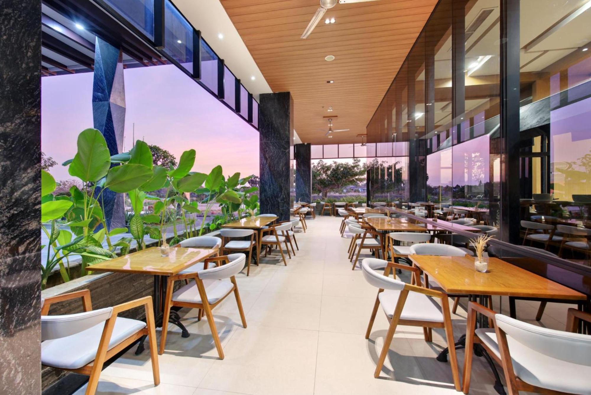 Harper Kupang By Aston Hotell Exteriör bild